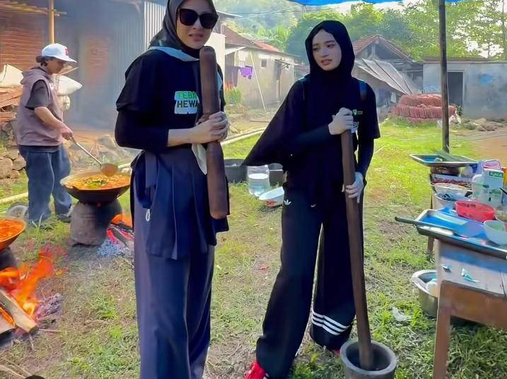 Inara Rusli bagi-bagi daging kurban ke daerah pelosok. (instagram.com/mommy_starla)
