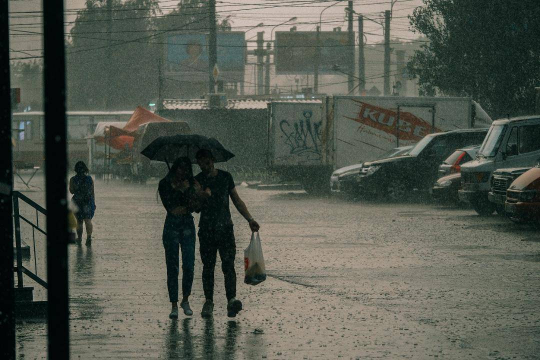 ilustrasi badai di kota (pexels.com/Nikita Korchagin)