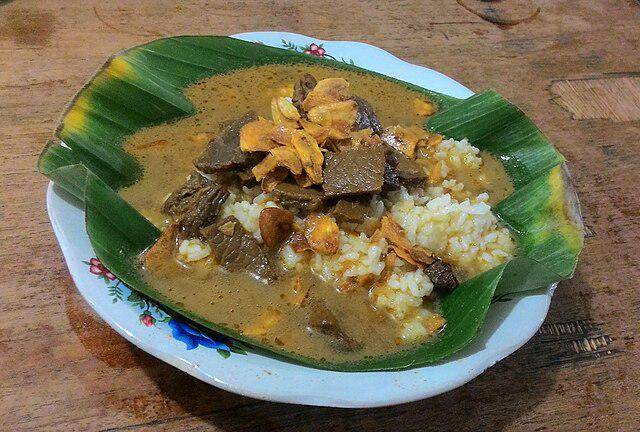 ilustrasi nasi gandul (commons.wikimedia.org/Gunawan Kartapranata)
