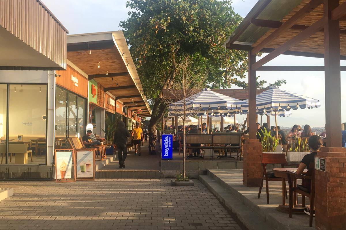 deretan kafe di tepi Pantai Bangsal Sanur (dok.pribadi/Natalia Indah)