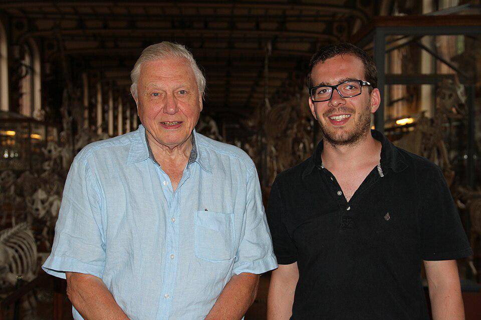 Sir David Attenborough saat bersama dengan Oscar Cuso (commons.wikimedia.org/Kuskus7777)