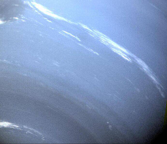 awan tipis yang menyelimuti Neptunus (commons.wikimedia.org/NASA/JPL)