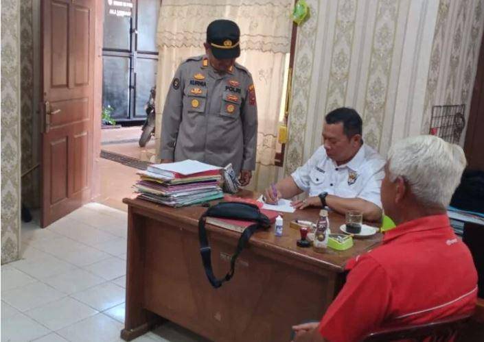 Penyidik Polres 50 Kota memeriksa tersangka pelaku persetubuhan (Foto: Dok Polres 50 Kota)