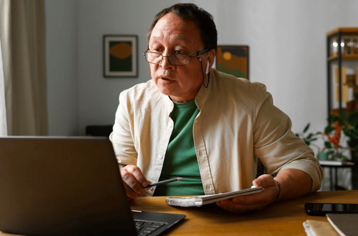 Ilustrasi bekerja jelang pensiun (freepik.com)