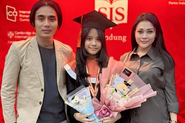 7 Potret Hangat Charly van Houten Dampingi Anak Kedua di Kelulusan SD