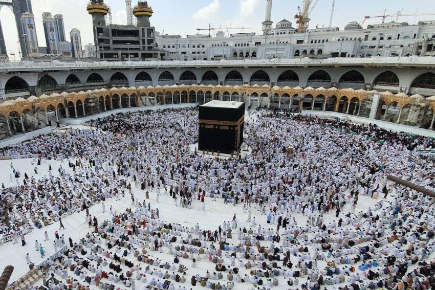 Ka'bah terletak di dalam kompleks Masjidil Haram (unsplash.com/Ömer F. Arslan)