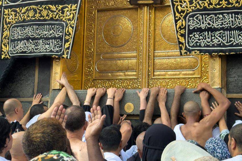 Jama'ah menyentuh Ka'bah saat ibadah haji (pexels.com/Aamir Nazir)