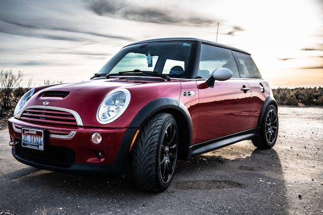 ilustrasi mobil mini cooper warna merah (pexels.com/Brett Sayles)
