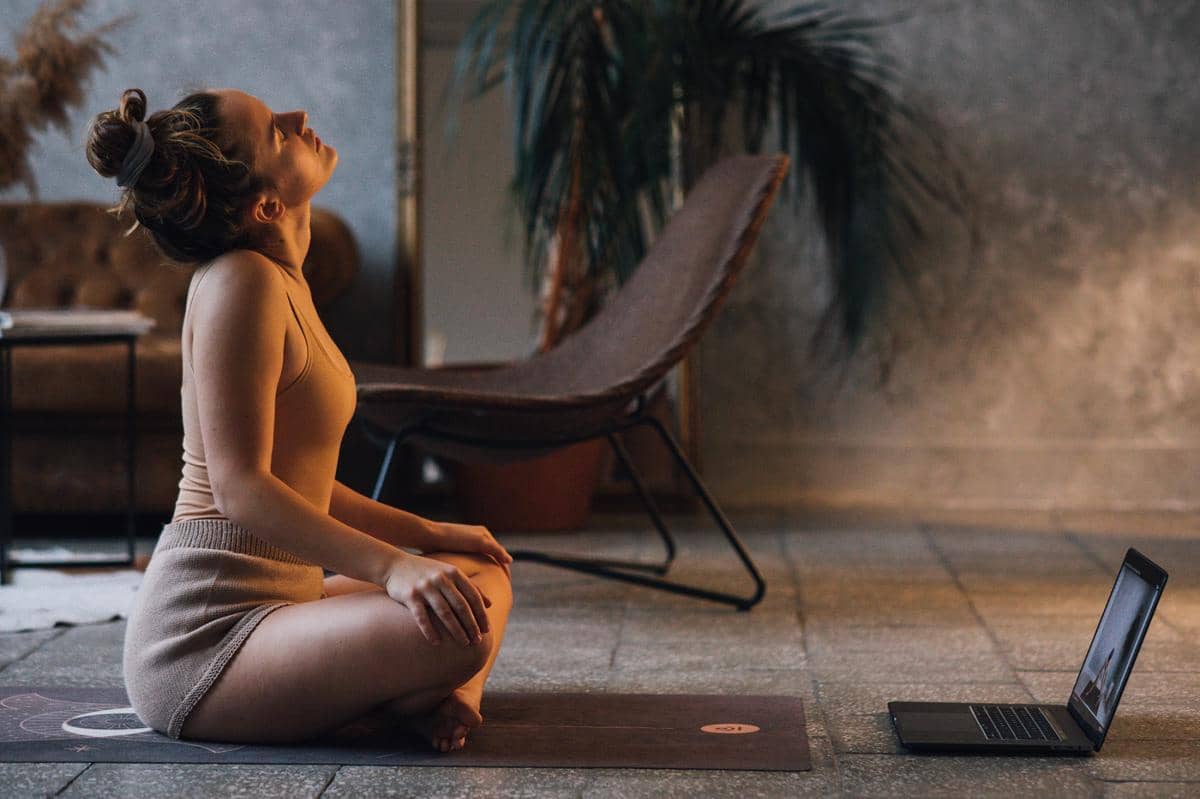 ilustrasi orang mat pilates