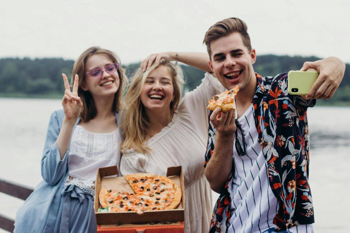 ilustrasi berfoto bersama teman-teman (pexels.com/Maksim Goncharenok)
