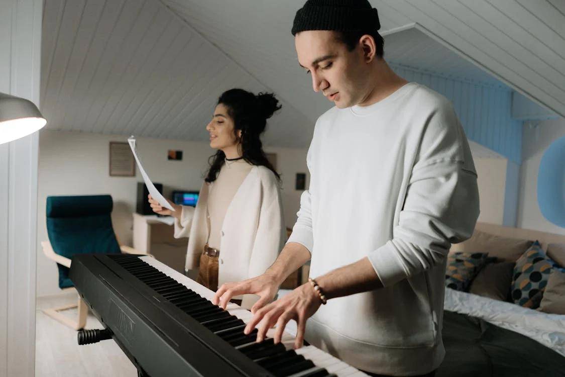 ilustrasi bermain piano (pexels.com/ cottonbro studio)