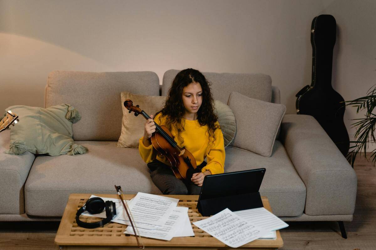 ilustrasi orang bermain musik (pexels.com/Tima Miroshnichenko)