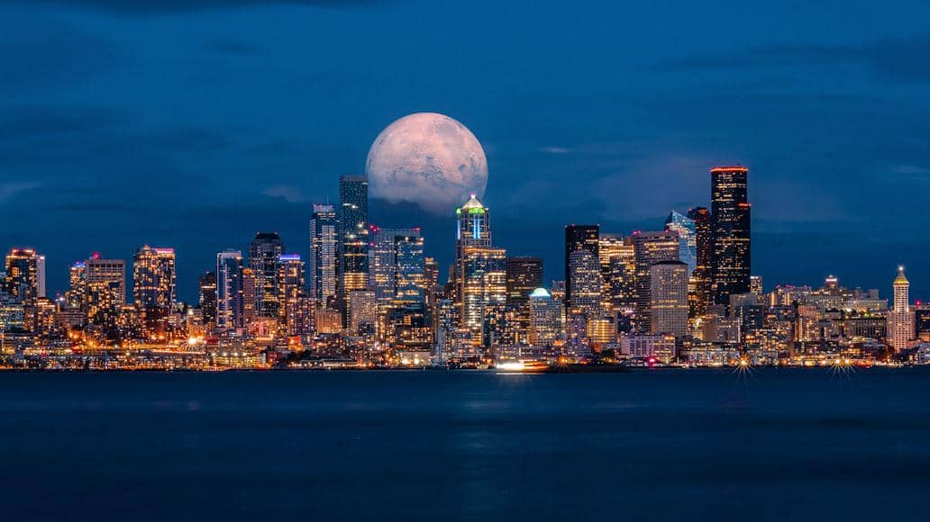 Strawberry Moon dengan posisi lebih rendah (unsplash.com/Mohammed Shaheen)  
