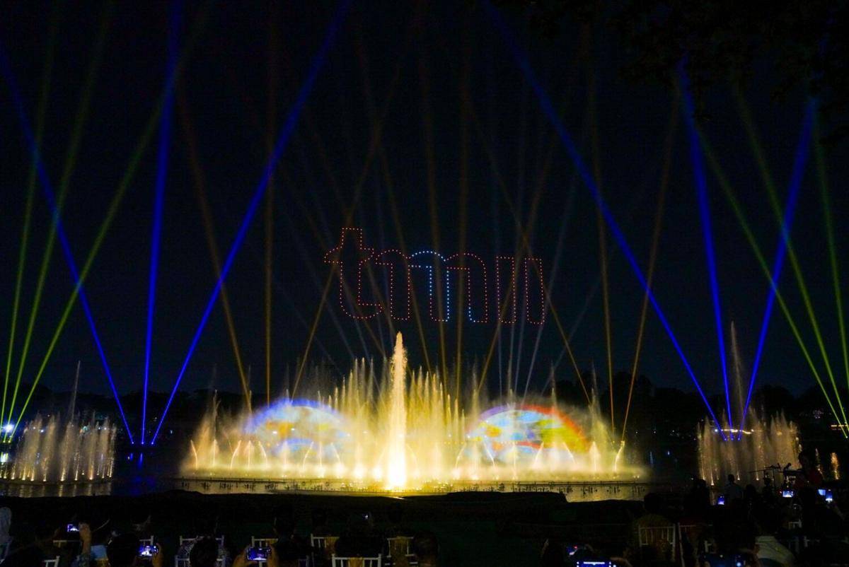 Pertunjukan air mancur dan drone di Taman MIni. (tamanmini.com)