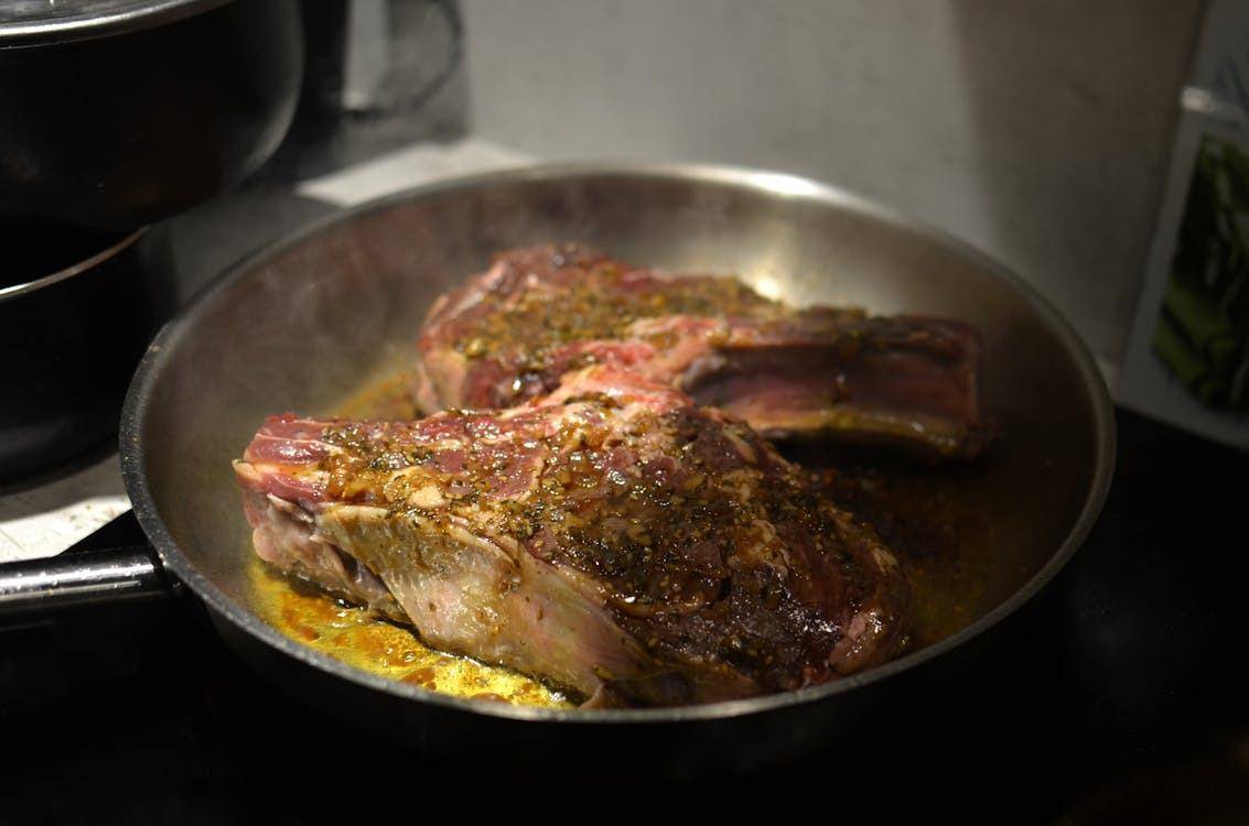 ilustrasi memasak steak (pexels.com/Skylar Kang)