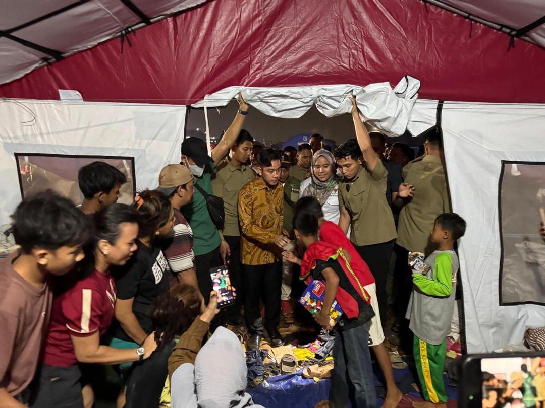 Gibran Jamin Penuhi Kebutuhan Warga Korban Kebakaran Kapuk Muara 