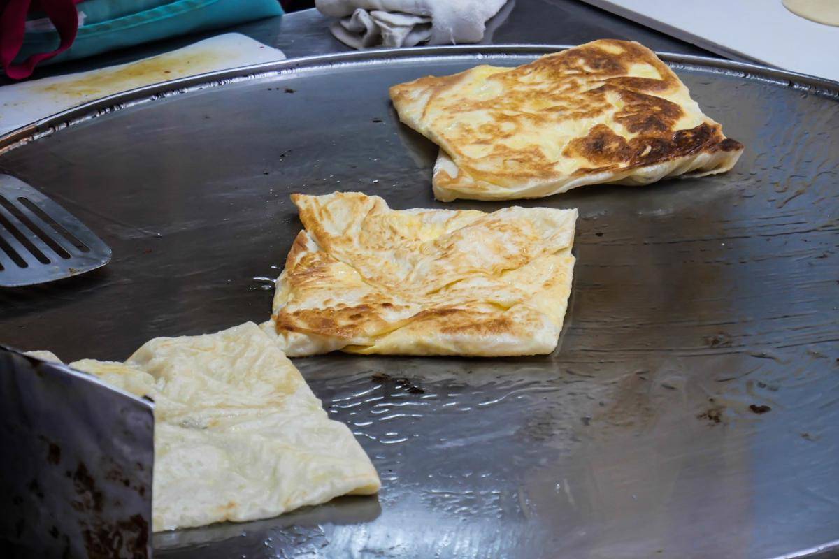 ilustrasi menggoreng martabak