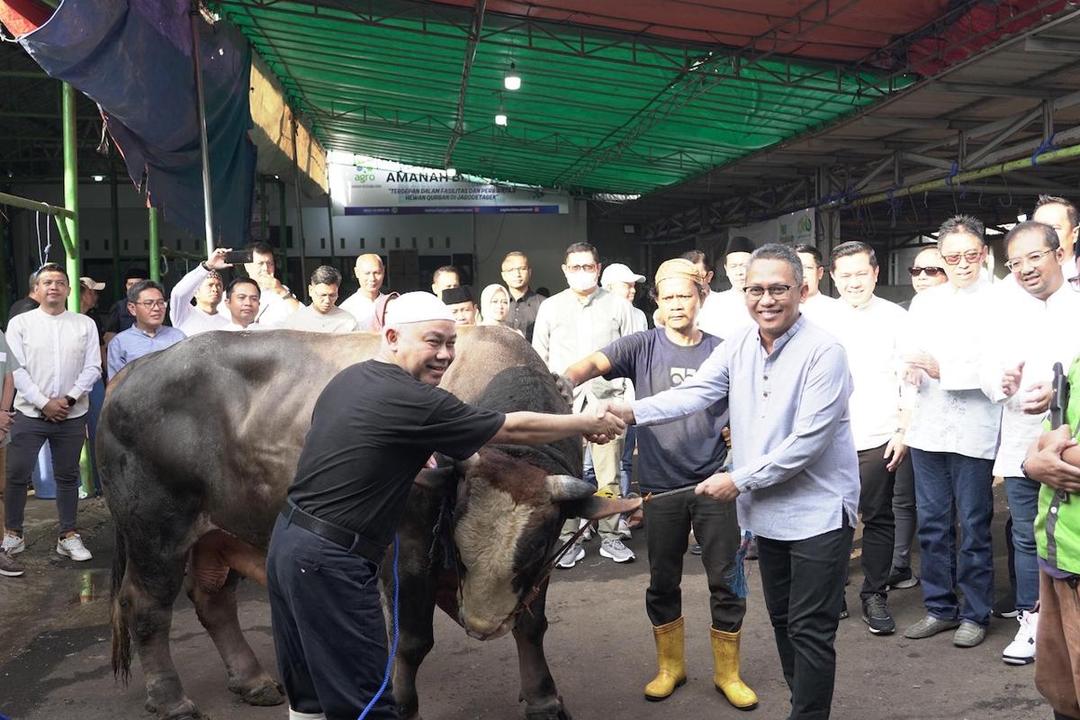 Pegadaian Salurkan Ratusan Hewan Kurban untuk Masyarakat