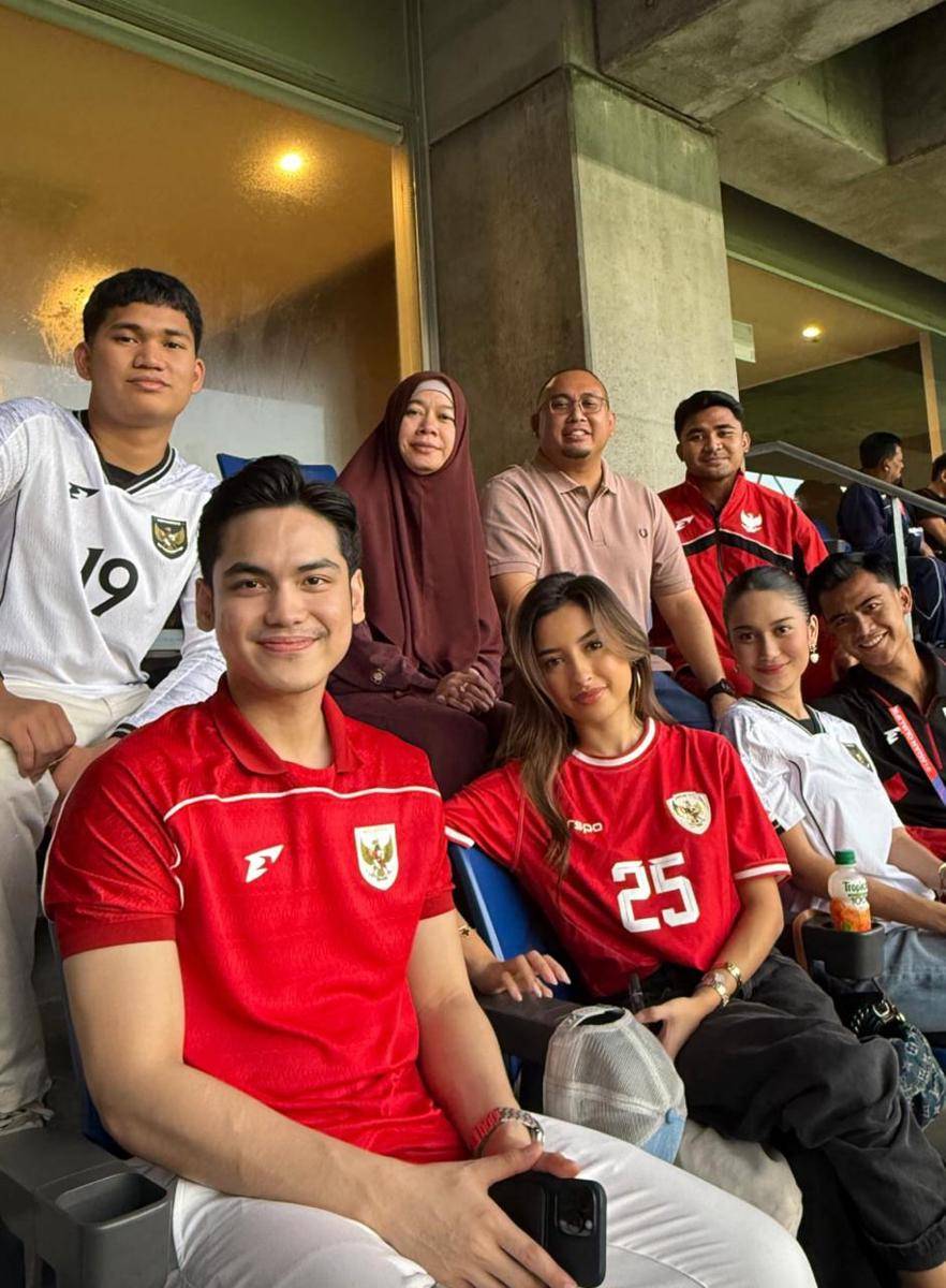 Artis nonton Timnas di Jepang (instagram.com/andre_rosiade)