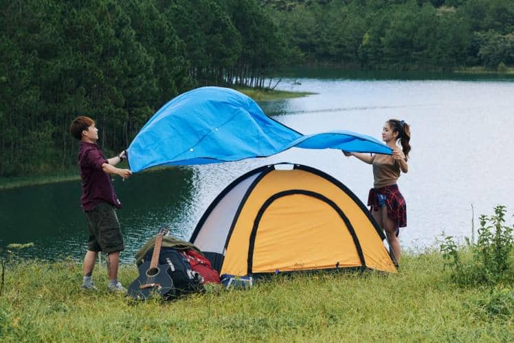 ilustrasi orang memasang flysheet