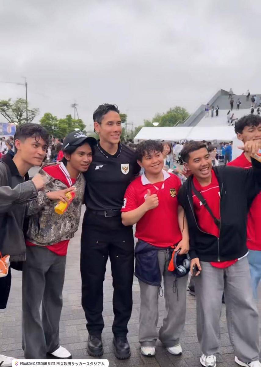 Artis nonton Timnas di Jepang (instagram.com/ganindrabimo)