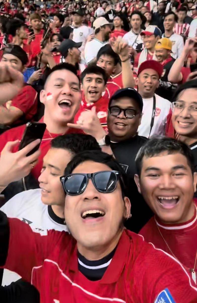 Artis nonton Timnas di Jepang (instagram.com/desta80s)