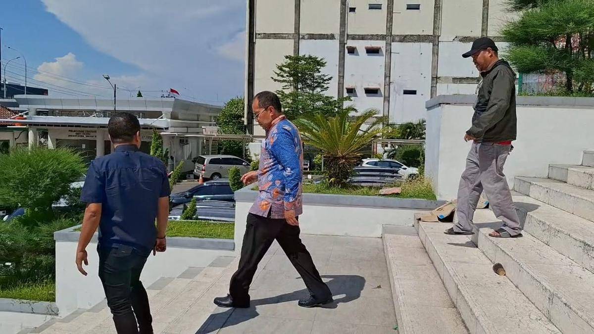 Mantan Wali Kota Makassar, Danny Pomanto, usai memenuhi panggilan pemeriksaan di Kejaksaan Tinggi Sulsel, Rabu (10/6/2025). IDN Times/Darsil Yahya
