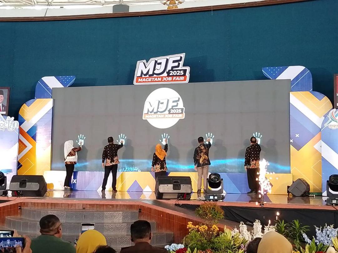 Ratusan pencari kerja padati Magetan Job Fair 2025,di GOR Ki Mageti Magetan. IDN Times/Riyanto.