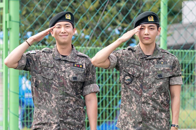 9 Potret RM dan V BTS Resmi Keluar Wamil, Langsung Pelukan!