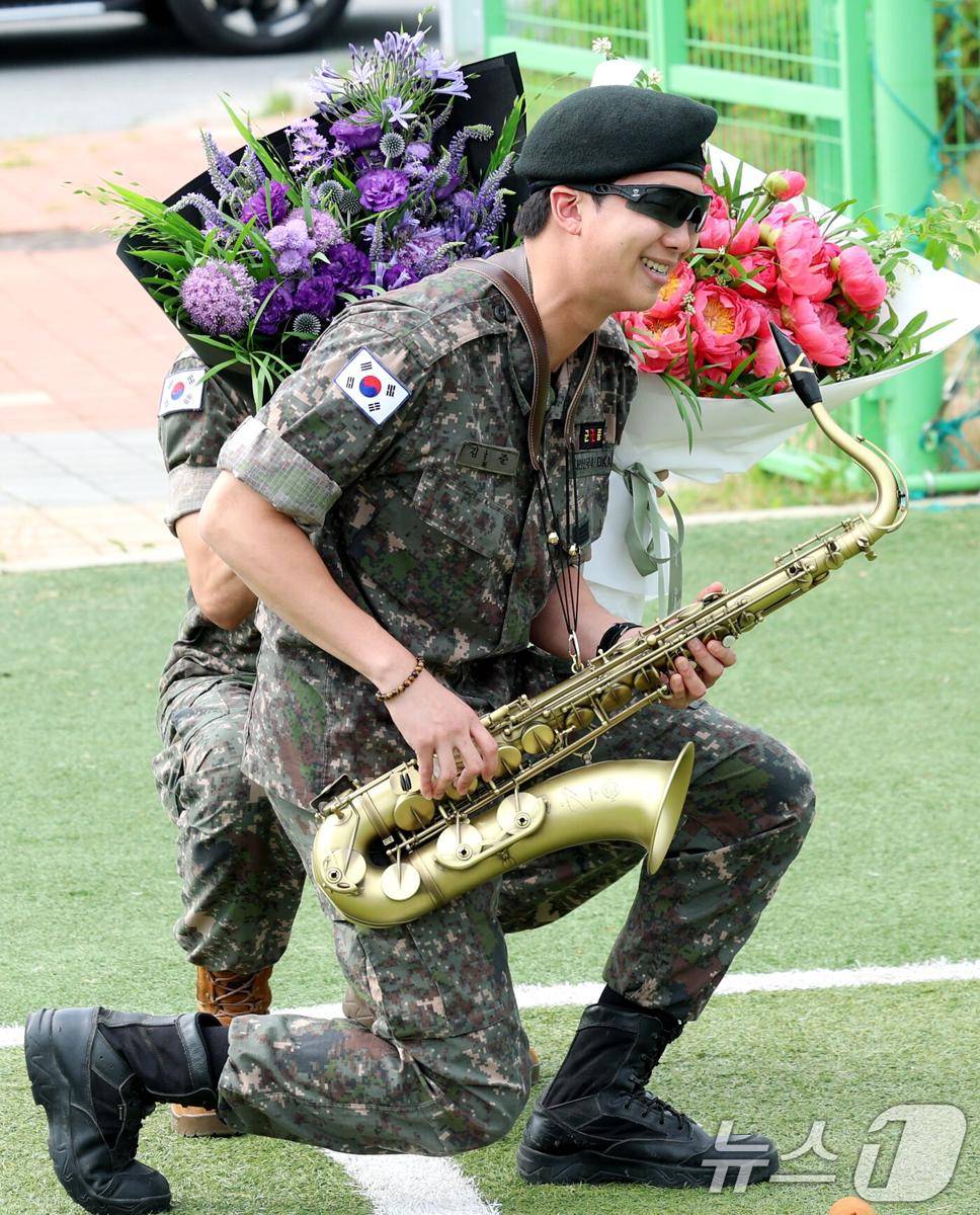 RM dan V BTS keluar wamil (dok. News1)