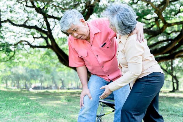 Lutut Oma & Opa Sering Nyeri? Kenali Penyebab dan Solusinya
