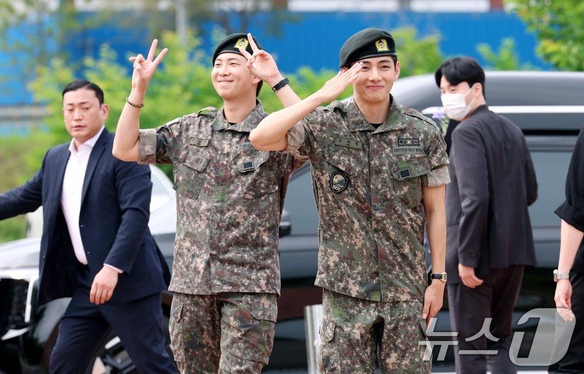 RM dan V BTS keluar wamil (dok. MBC News)