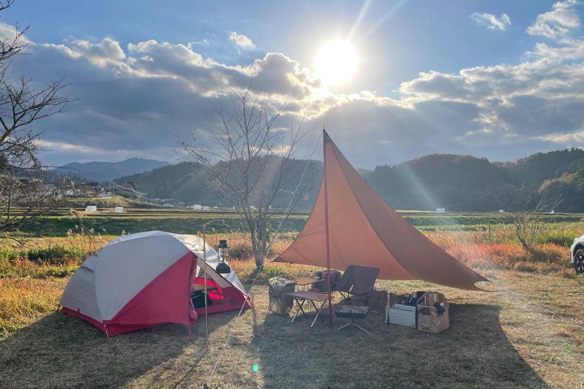 ilustrasi flysheet dan tenda camping