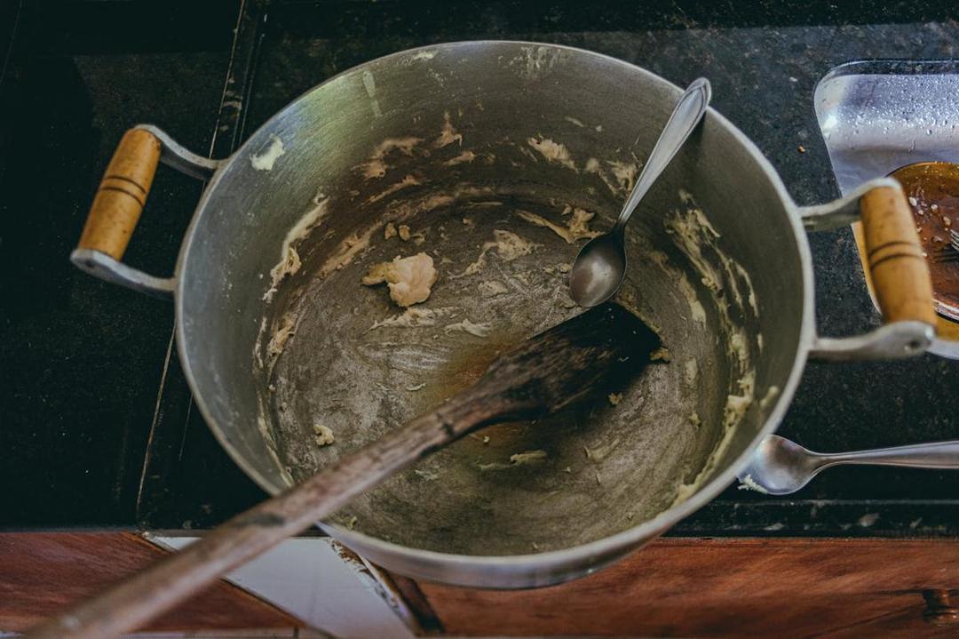 4 Cara Membersihkan Sisa Lemak Daging di Panci Secara Alami