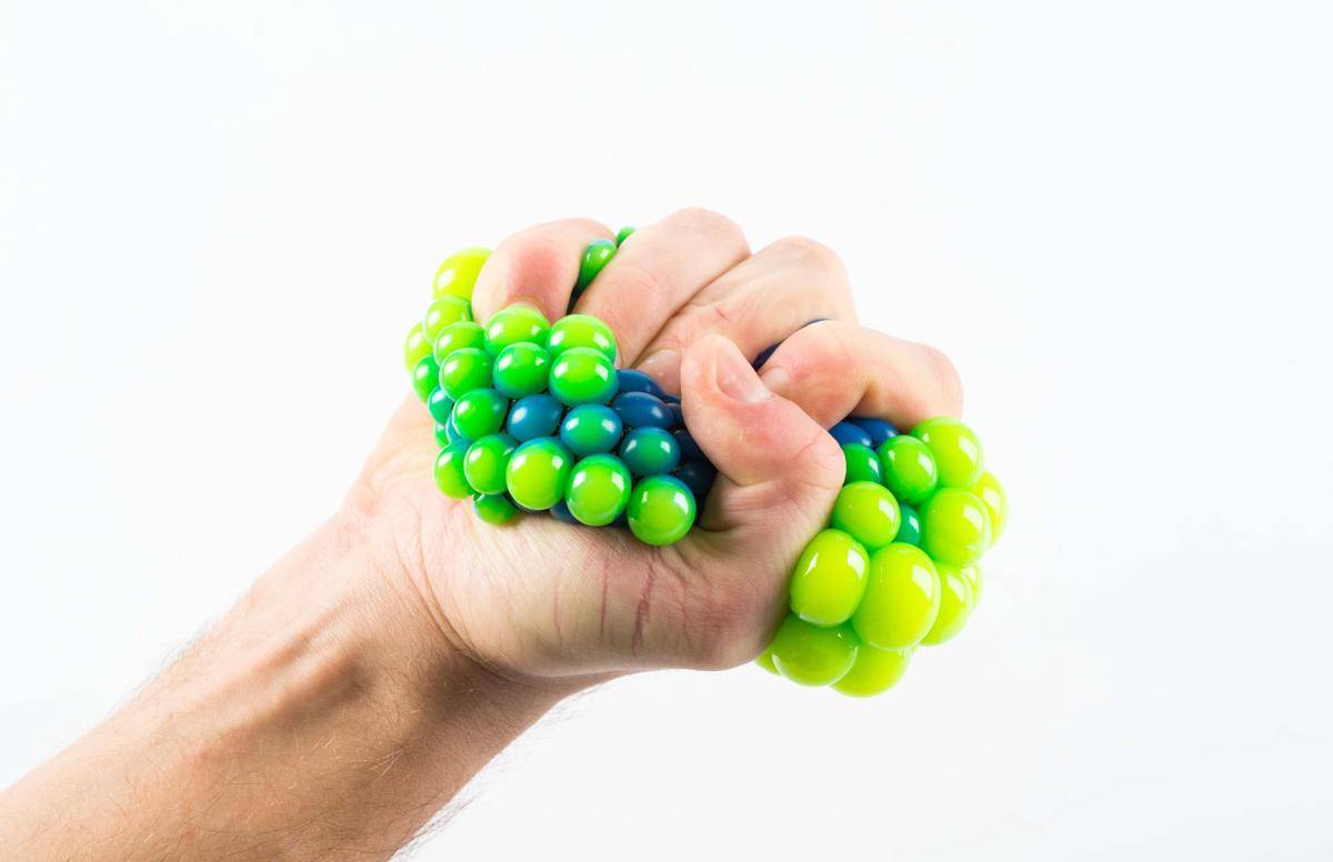 ilustrasi ball squeeze (freepik.com/nikitabuida)
