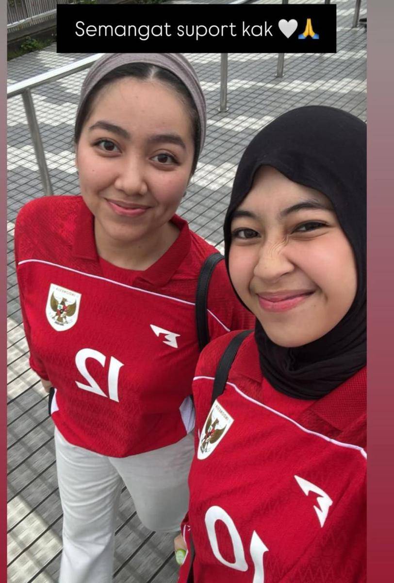 Artis nonton Timnas di Jepang (instagram.com/_ummi_pipik_)
