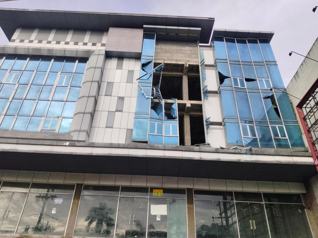 Dinding Kaca Gedung Megacom Pecah dan Runtuh Dihantam Angin Kencang