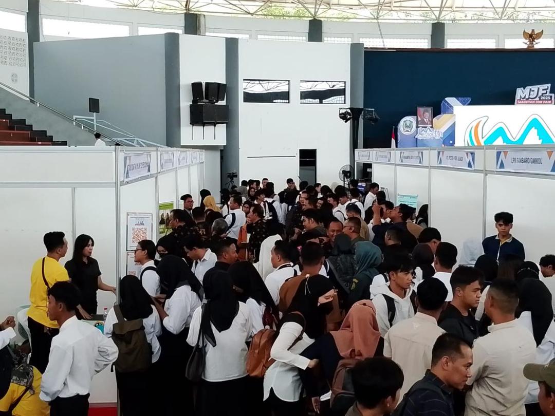 Ratusan pencari kerja padati Magetan Job Fair 2025,di GOR Ki Mageti Magetan. IDN Times/Riyanto.