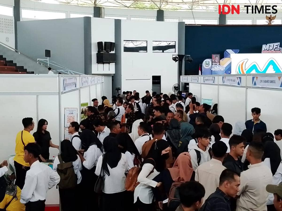 Ratusan pencari kerja padati Magetan Job Fair 2025, di GOR Ki Mageti Magetan. IDN Times/Riyanto.