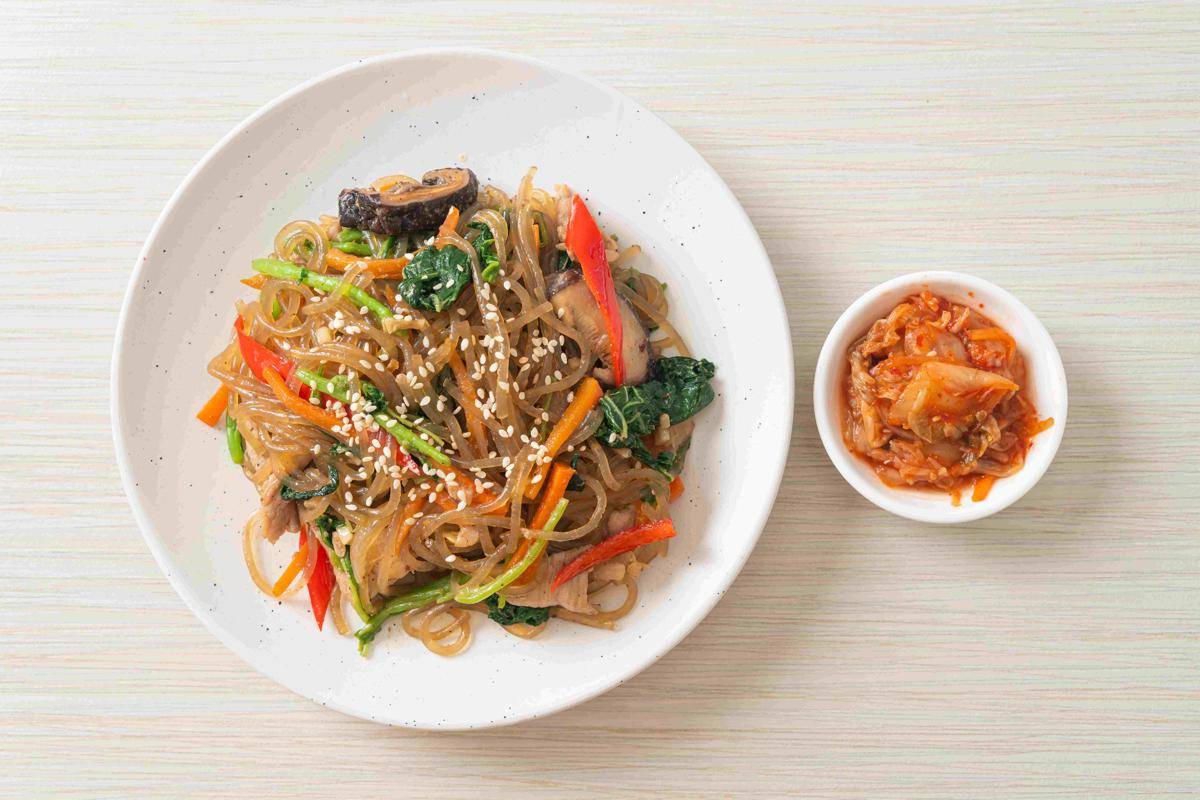 ilustrasi japchae (vecteezy.com/Natthapon)
