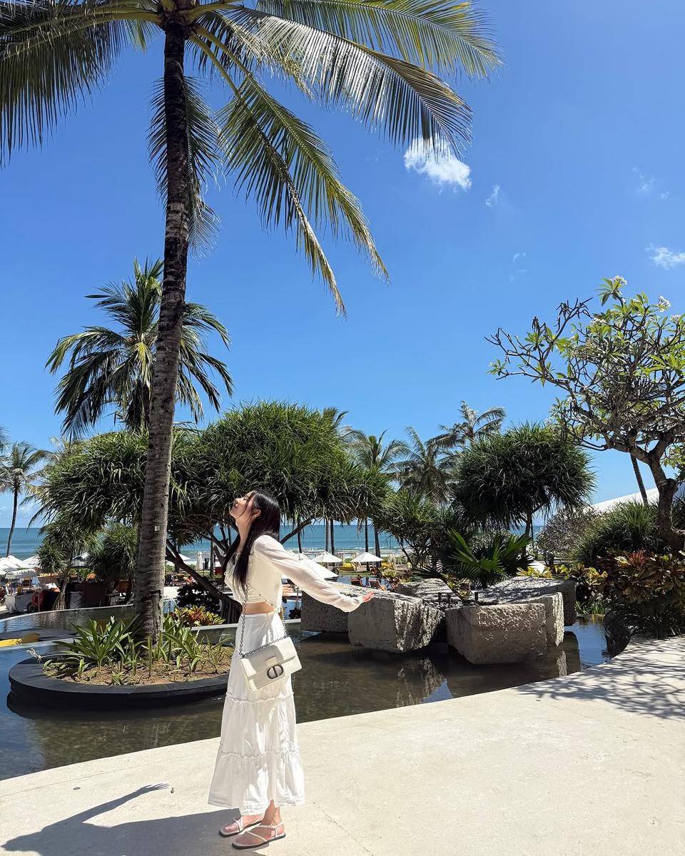 potret liburan Kim Min Ju di Bali (instagram.com/minn.__.ju)