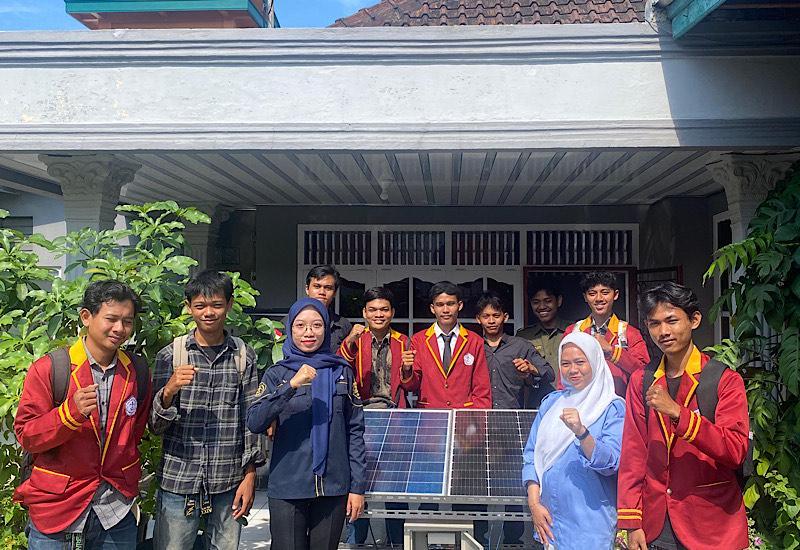 Mahasiswa Teknokrat Ciptakan PLTS untuk Terangi Desa Pesisir