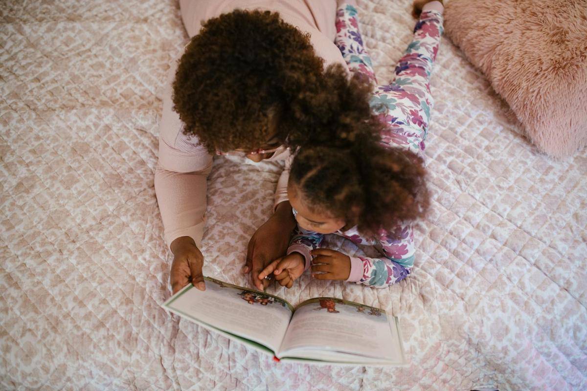 ilustrasi ibu dan anak membaca (pexels.com/RDNE Stock project)
