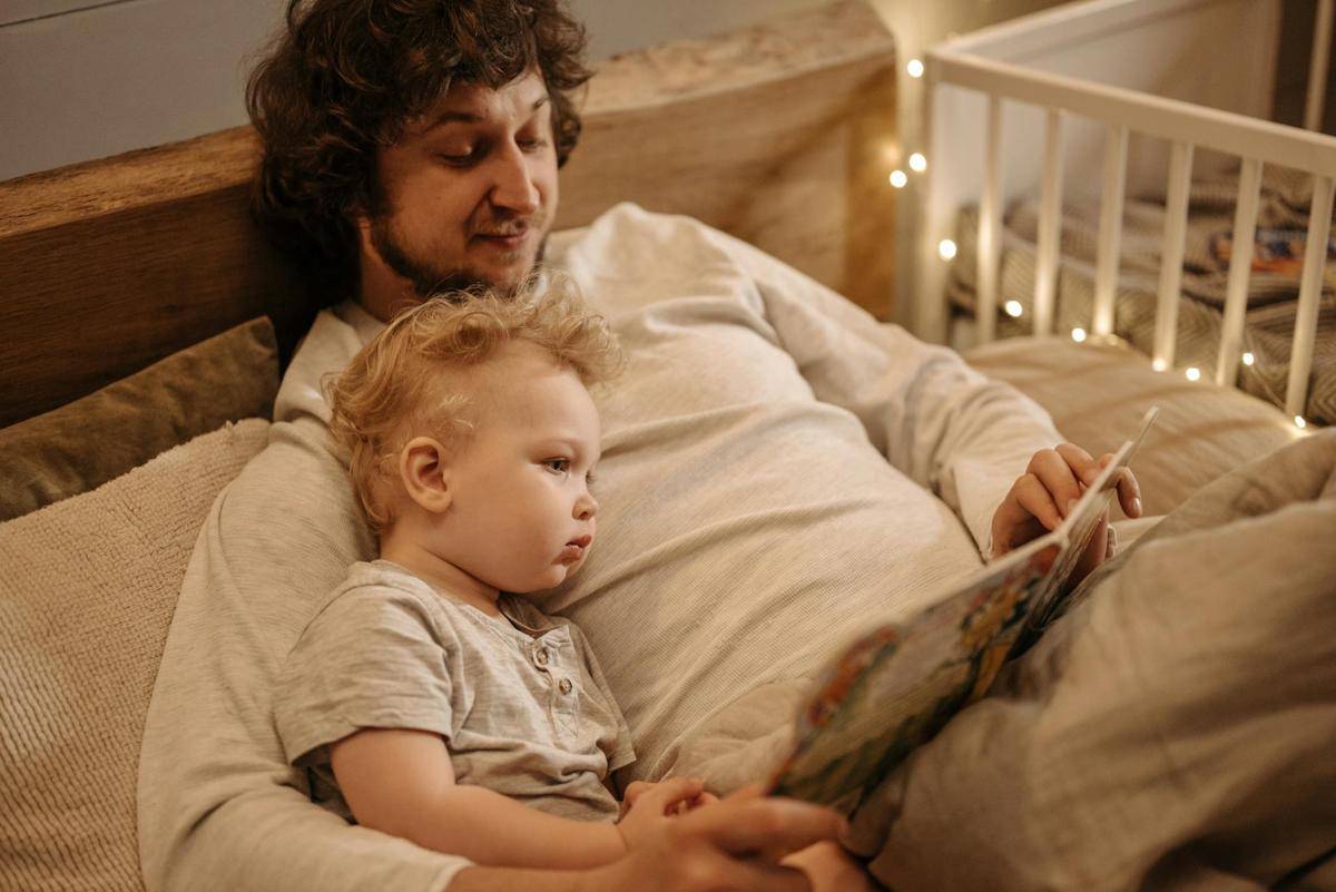 ilustrasi ayah dan anak (pexels.com/Pavel Danilyuk)