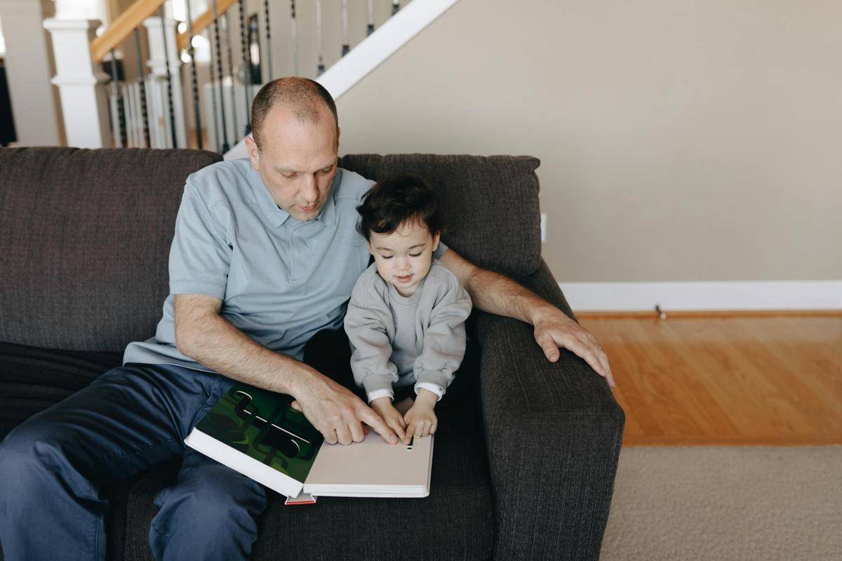 ilustrasi ayah dan anak membaca (pexels.com/PNW Production)