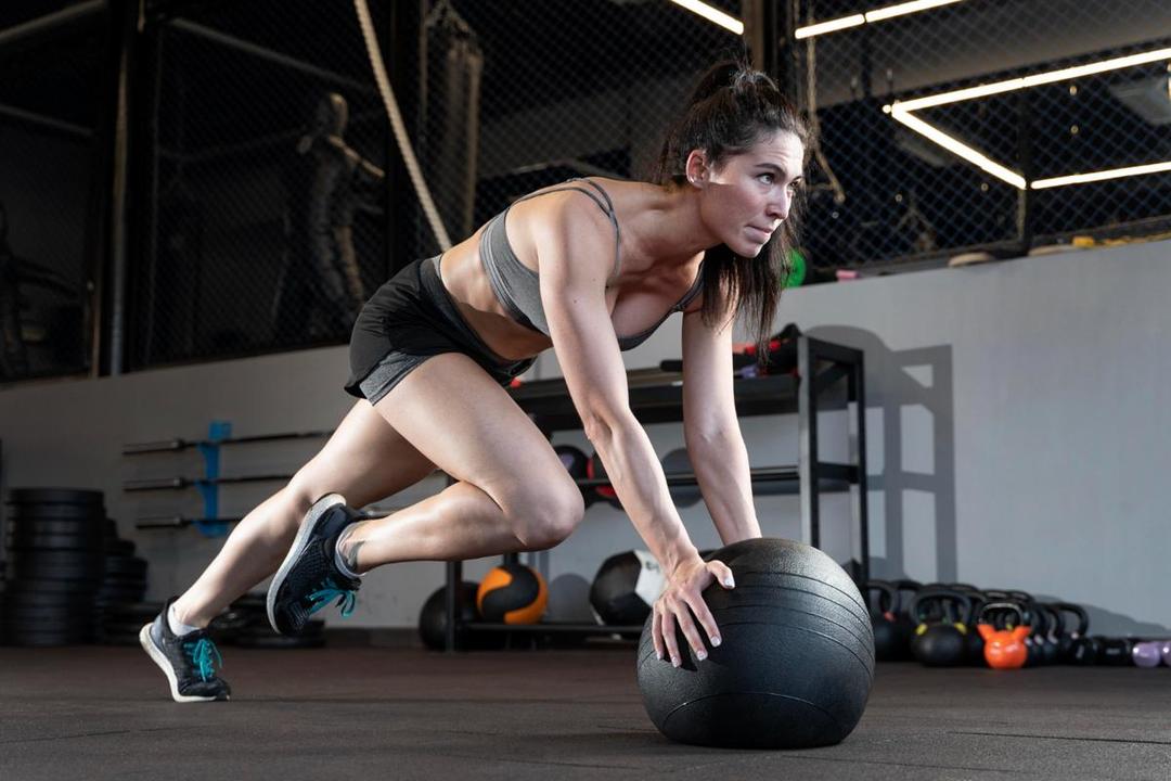 ilustrasi seseorang olahraga menggunakan medicine ball (freepik.com/freepik)