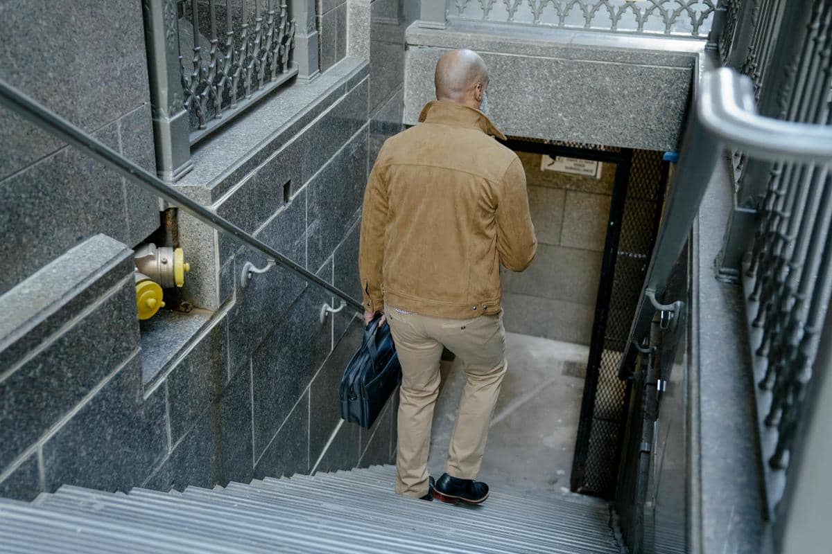 ilustrasi seseorang berangkat kerja (pexels.com/Barbara Olsen)