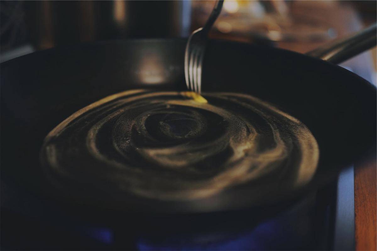 ilustrasi menyiapkan teflon untuk memanggang roti (pixabay.com/StockSnap)