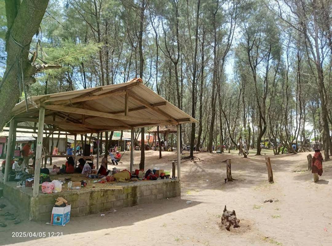 Fasilitas umum yang tersedia di Pantai Goa Cemara (google.com/maps/Rijalul Alam)