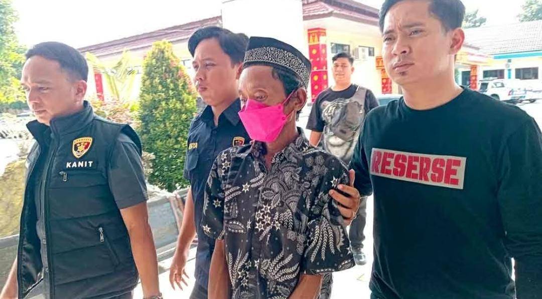 Pelaku pemerkosaan terhadap anak tirinya di OKU Timur saat ditangkap polisi. (Dok. Polres OKU Timur)